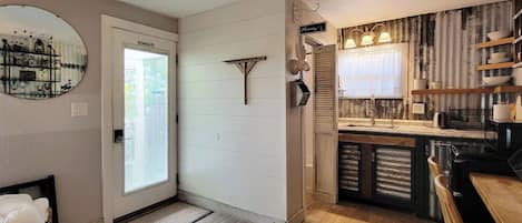 Micro-ondes, cafetière/bouilloire, grille-pain