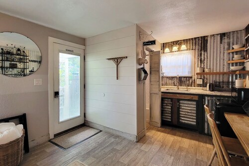 Rosewood Studio | Private Cottage Near Downtown
