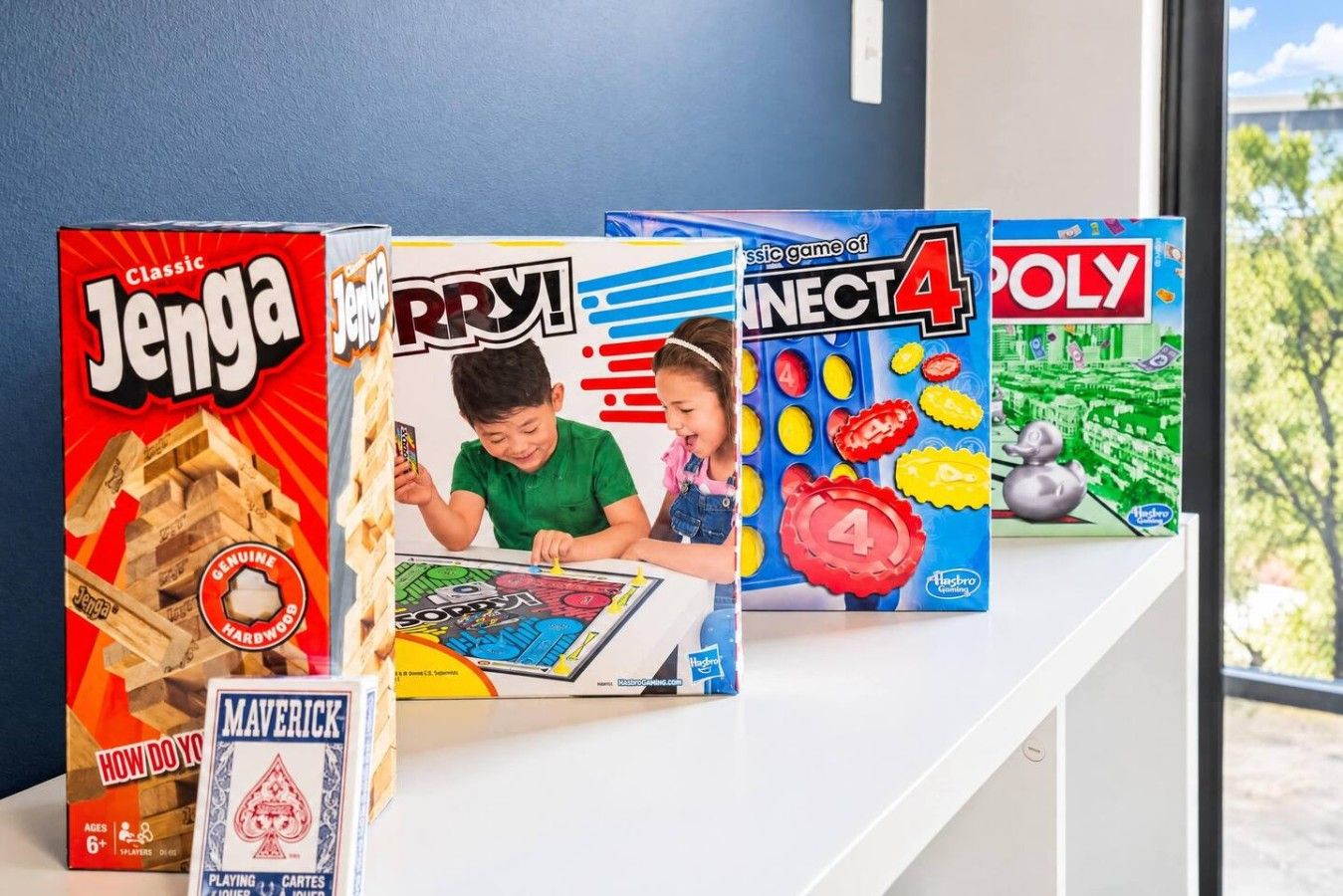 Une exposition de jeux de société, notamment Jenga, Sorry!, Connect 4 et OLY.
