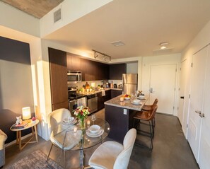 Fridge, microwave, oven, stovetop - CDT PH Gem with Balcony Pool Gym WD Parking (Phoenix)