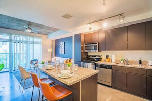 Fridge, microwave, oven, stovetop - CDT PHX Stay, Pool , Gym , Balcony , WD , Parking (Phoenix)