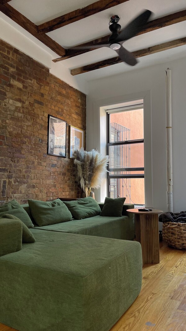 Living area - Private Balcony Room - Shared Luxurious Apartment - Central Harlem (New York)