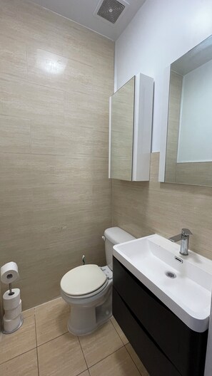 ヘアドライヤー、タオル、石鹸��、トイレットペーパー