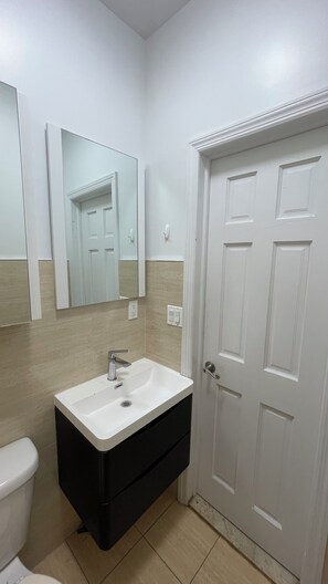 Hair dryer, towels, soap, toilet paper - Private Balcony Room - Shared Luxurious Apartment - Central Harlem (New York)