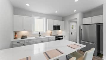 Kjøleskap, mikrobølgeovn, ovn og kokeplater