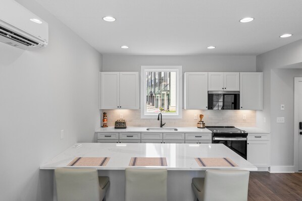 Réfrigérateur, micro-ondes, four, plaque de cuisson