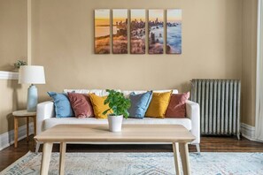 Smart TV - Sunny Andersonville Retreat - 2BD-1BTH + Office (Chicago)