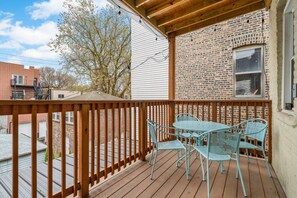Outdoor dining - Sunny Andersonville Retreat - 2BD-1BTH + Office (Chicago)