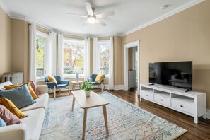 Smart TV - Sunny Andersonville Retreat - 2BD-1BTH + Office (Chicago)
