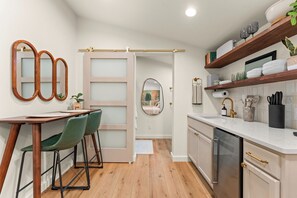 Micro-ondes, cafetière/bouilloire, grille-pain