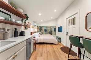 1 bedroom, free WiFi, bed sheets - Romantic Hideaway | Hot Tub Near Thunder Ridge (Omaha)