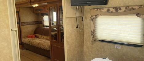 1 bedroom, bed sheets