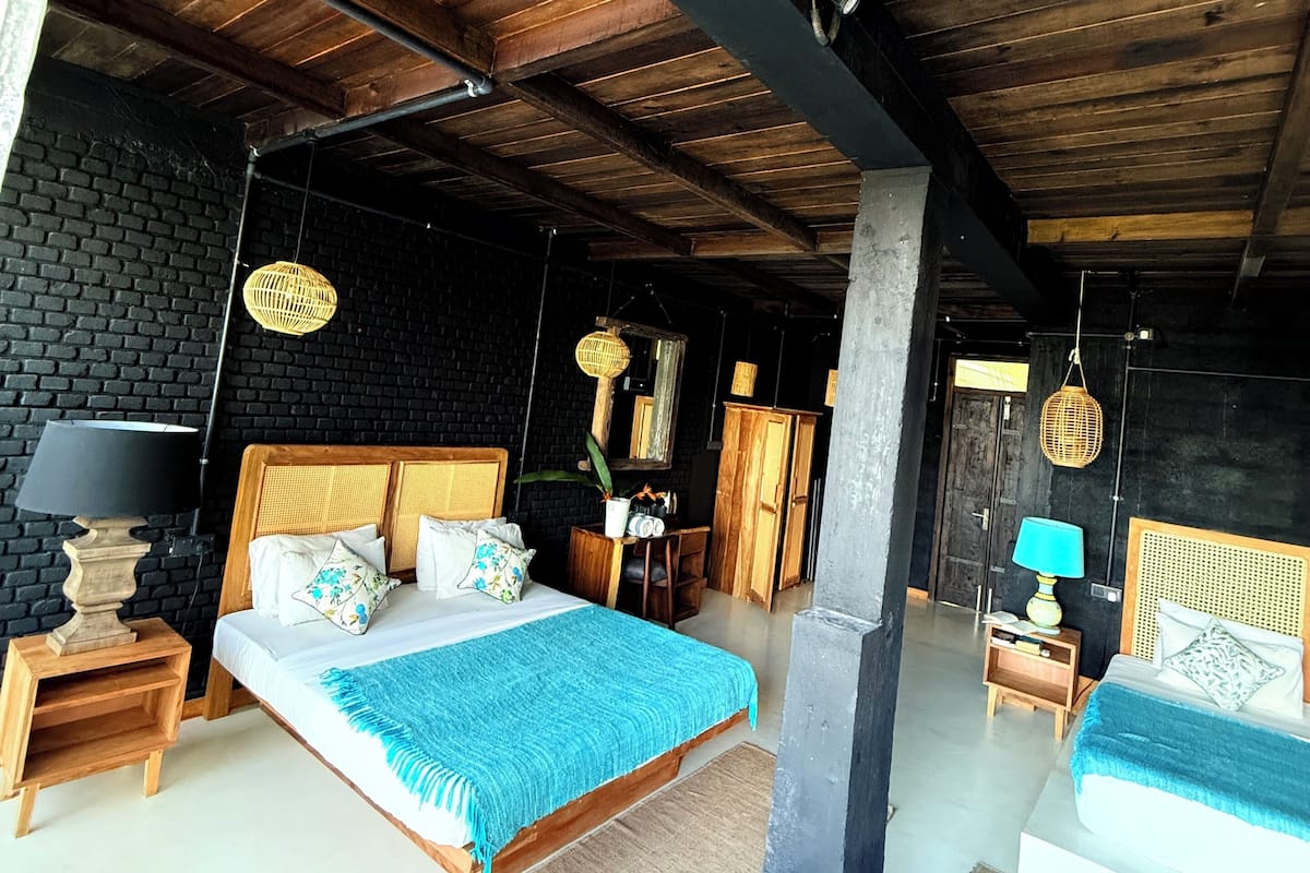 Minibar, free WiFi, bed sheets