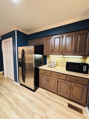 Réfrigérateur, four à micro-ondes, un four, surface de cuisson