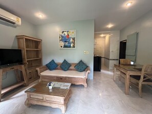 Deluxe Villa, Courtyard View | Living area | Flat-screen TV - Moubillow Resort (Krabi)