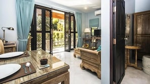 Vila luxo, vista para o pátio | Cofres nos quartos, escrivaninha, espaço de trabalho para notebook