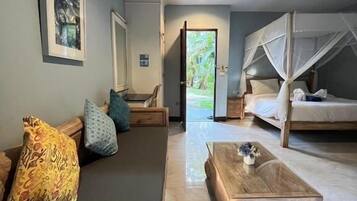 Casa de campo superior, vistas al patio | Caja fuerte, escritorio, espacio para trabajar con un portátil