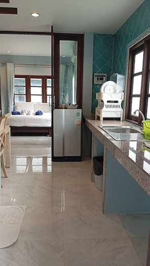 Vila família, vista para o pátio | Cozinha privada | Geladeira, micro-ondas, cooktop, talheres/pratos/utensílios de cozinha