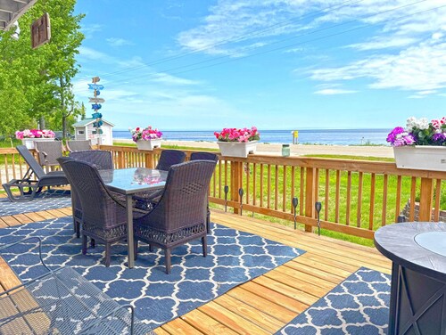 Bay View Chalet On Whitefish Bay, (3 bed / 2 bath)