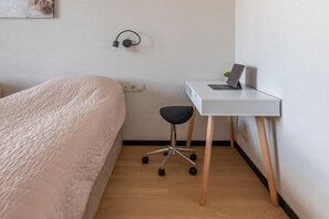 1 sovrum, värdeförvaringsskåp på rummet och skrivbord