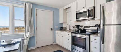 Geladeira, micro-ondas, fogão, cooktop