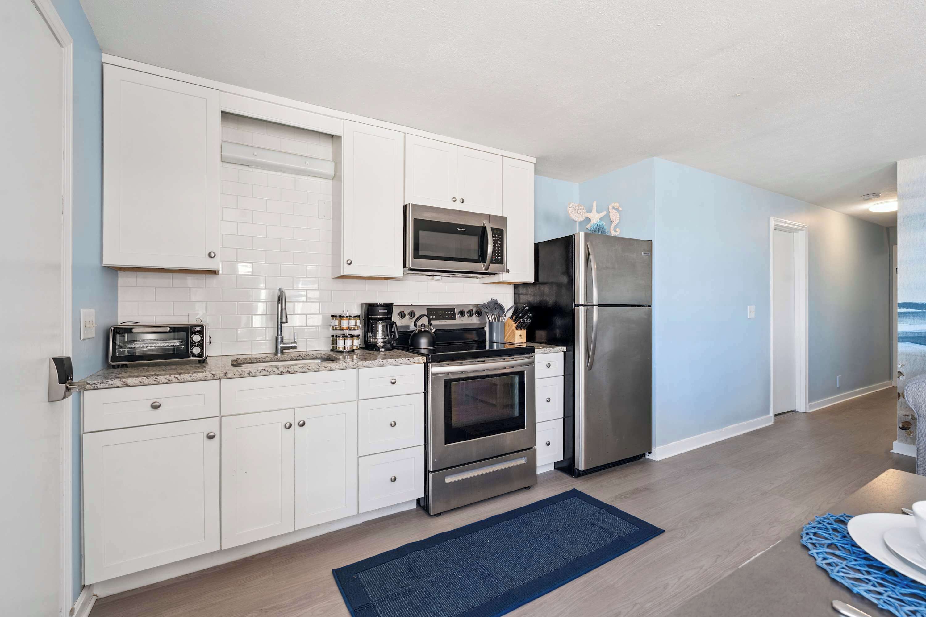 Kjøleskap, mikrobølgeovn, ovn og kokeplater