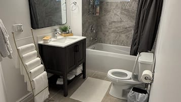 Secadora de cabello, toallas, jabón, papel de baño
