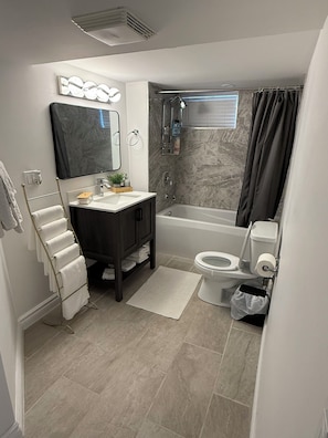 Haartrockner, Handtücher, Seife, Toilettenpapier
