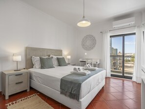 3 habitaciones, tabla de planchar con plancha, internet y ropa de cama 