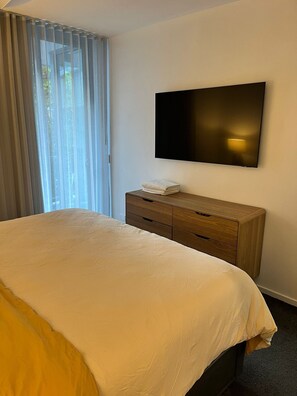 2 bedrooms, iron/ironing board, WiFi