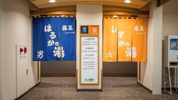 Secador de pelo, zapatillas, toallas y papel higiénico