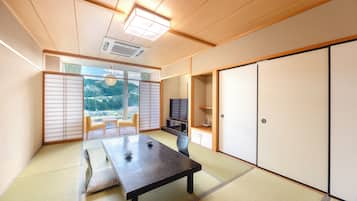 Japanese-style Quadruple Room | In-room safe, iron/ironing board, free WiFi
