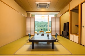 Quadruple Room | In-room safe, iron/ironing board, free WiFi