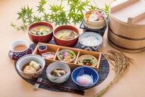 Daily Japanese breakfast (JPY 2750 per person)