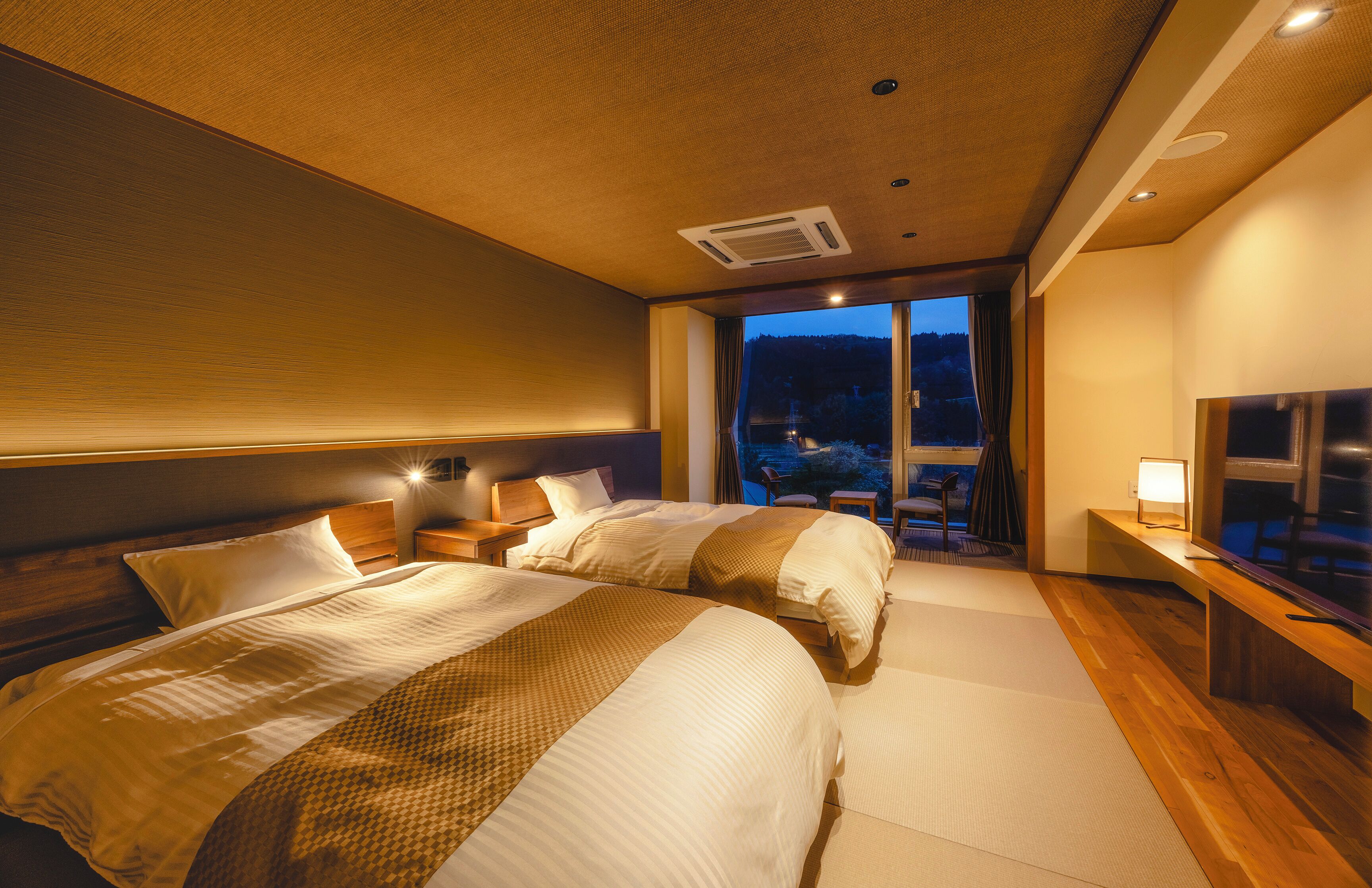 高级双床房 | 客房内保险箱、熨斗/熨板、免费 WiFi