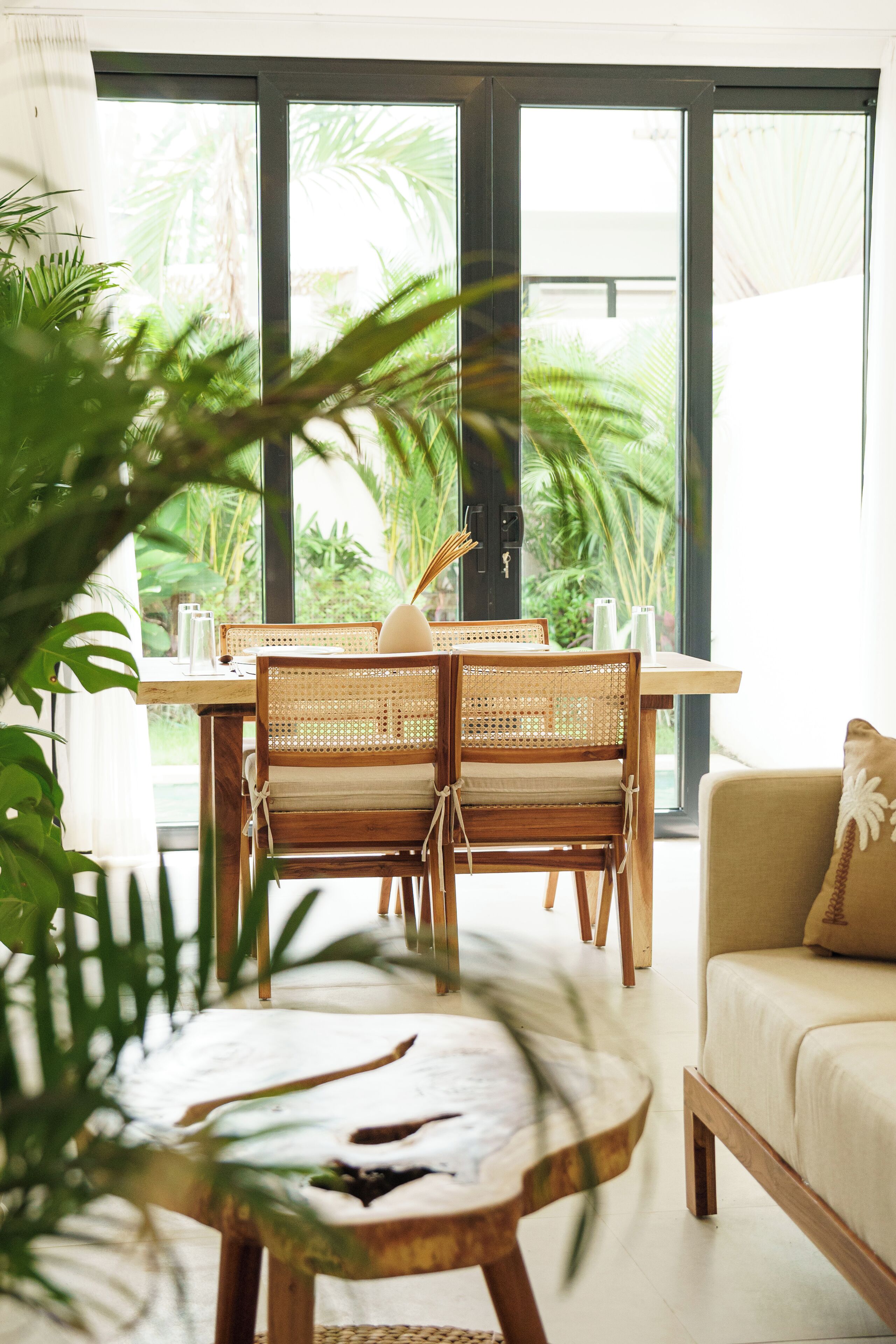 Deluxe Villa, Pool View | Living area