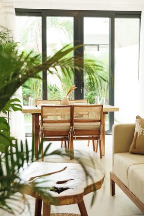 Deluxe Villa, Pool View | Living area