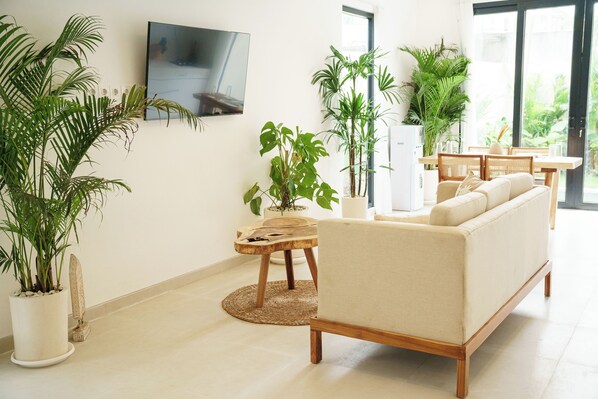 Deluxe Villa, Pool View | Living area