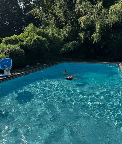 Serenity Retreat- spacious 1 bedroom with access to private pool and Jacuzzi 