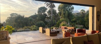  Gated Luxurious 6-bedroom villa with AC, in enchanting Malibu walk to the beach