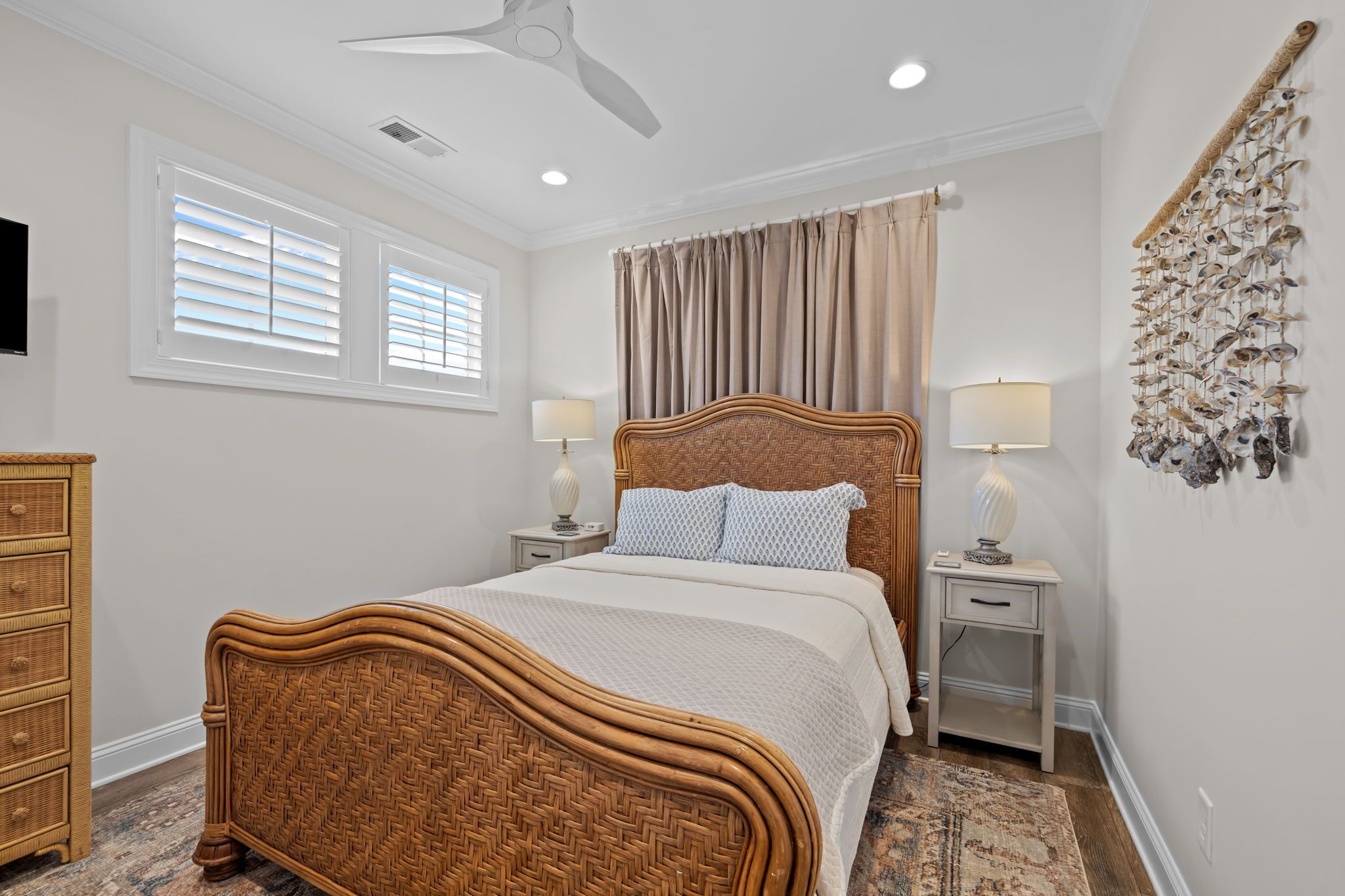 4 bedrooms, desk, iron/ironing board, free WiFi