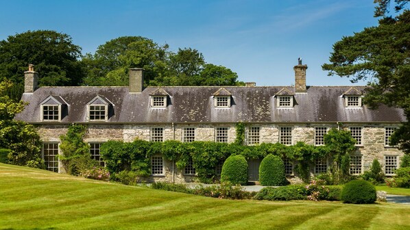 Exterior - Ty Fry Estate - sleeps 16 guests  in 8 bedrooms (Pentraeth/Red Wharf Bay)