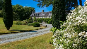 Property grounds - Ty Fry Estate - sleeps 16 guests  in 8 bedrooms (Pentraeth/Red Wharf Bay)