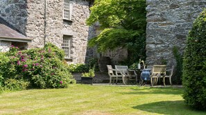 Outdoor dining - Ty Fry Estate - sleeps 16 guests  in 8 bedrooms (Pentraeth/Red Wharf Bay)