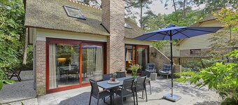 Belle maison dans les bois au bord de l'eau