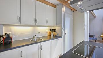 Kühlschrank, Mikrowelle, Herdplatte, Geschirrspüler