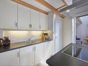 Geladeira, micro-ondas, cooktop, lava-louças