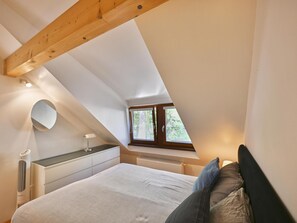 2 bedrooms, iron/ironing board, Internet