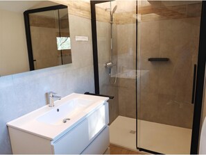Bathroom - Renovated chalet located by the Ourthe. (Tohogne)
