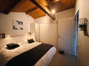 Bedroom - Renovated chalet located by the Ourthe. (Tohogne)